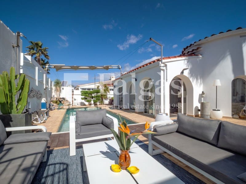 5 bedroom Villa for sale in Empuriabrava with pool garage - € 1,090,000 (Ref: 9437791)