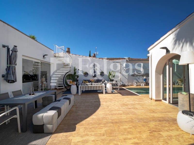 5 bedroom Villa for sale in Empuriabrava with pool garage - € 1,090,000 (Ref: 9437791)