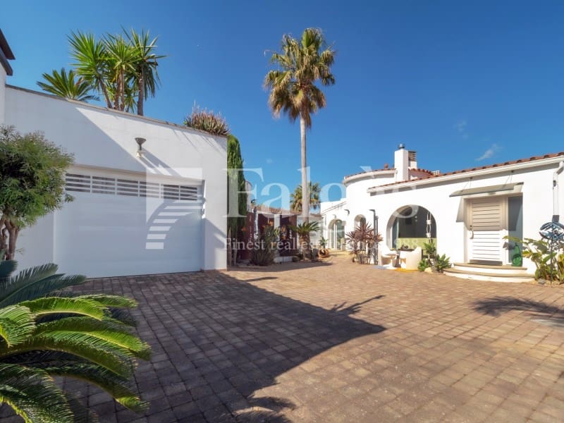 5 bedroom Villa for sale in Empuriabrava with pool garage - € 1,090,000 (Ref: 9437791)