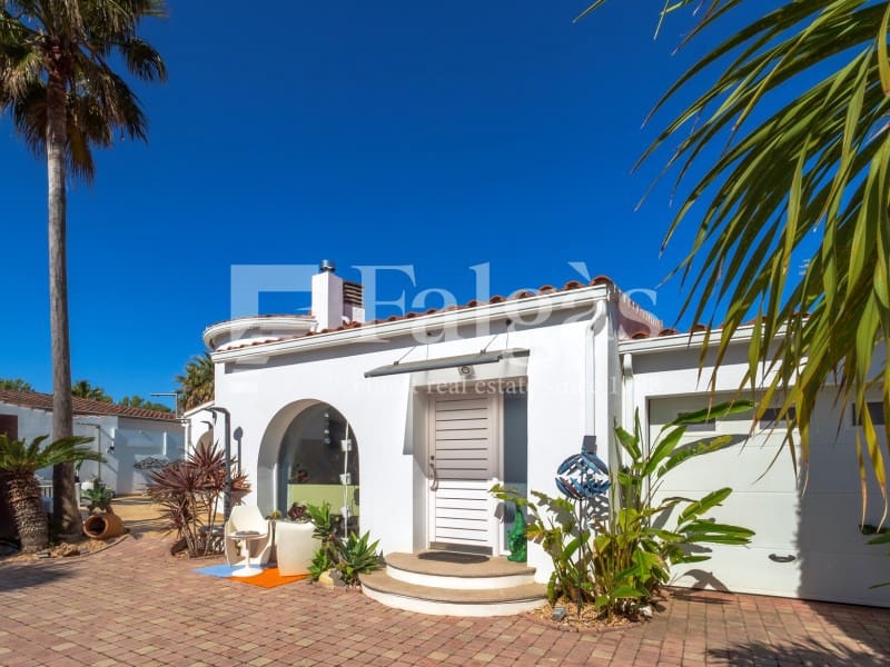 5 bedroom Villa for sale in Empuriabrava with pool garage - € 1,090,000 (Ref: 9437791)