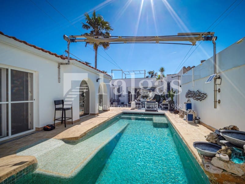 5 bedroom Villa for sale in Empuriabrava with pool garage - € 1,090,000 (Ref: 9437791)