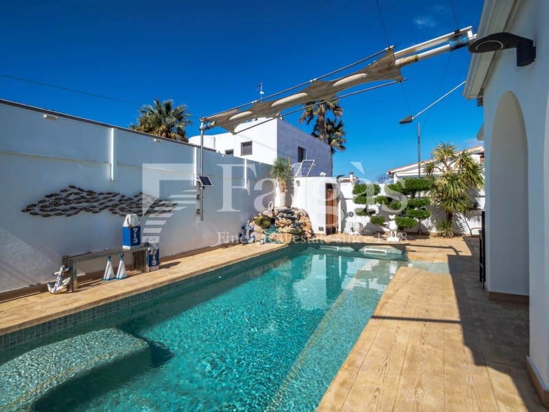 5 bedroom Villa for sale in Empuriabrava with pool garage - € 1,090,000 (Ref: 9437791)