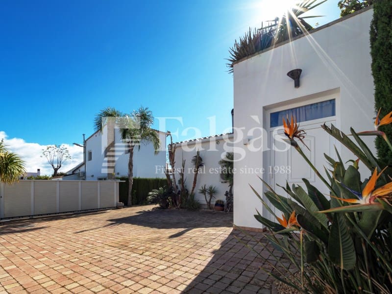 5 bedroom Villa for sale in Empuriabrava with pool garage - € 1,090,000 (Ref: 9437791)