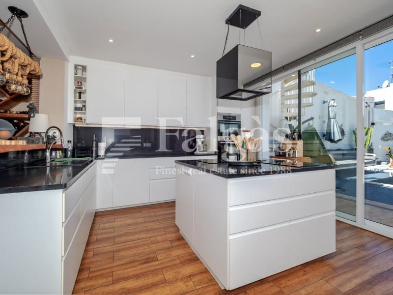 5 bedroom Villa for sale in Empuriabrava with pool garage - € 1,090,000 (Ref: 9437791)