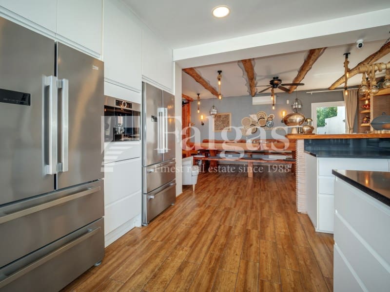 5 bedroom Villa for sale in Empuriabrava with pool garage - € 1,090,000 (Ref: 9437791)