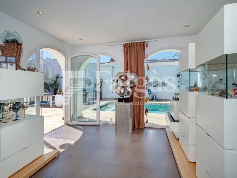 5 bedroom Villa for sale in Empuriabrava with pool garage - € 1,090,000 (Ref: 9437791)