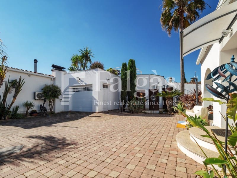 5 bedroom Villa for sale in Empuriabrava with pool garage - € 1,090,000 (Ref: 9437791)