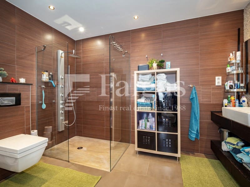 5 bedroom Villa for sale in Empuriabrava with pool garage - € 1,090,000 (Ref: 9437791)