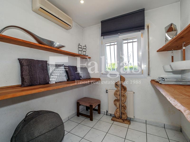 5 bedroom Villa for sale in Empuriabrava with pool garage - € 1,090,000 (Ref: 9437791)