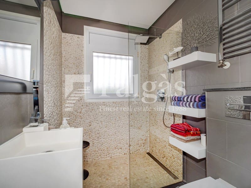 5 bedroom Villa for sale in Empuriabrava with pool garage - € 1,090,000 (Ref: 9437791)