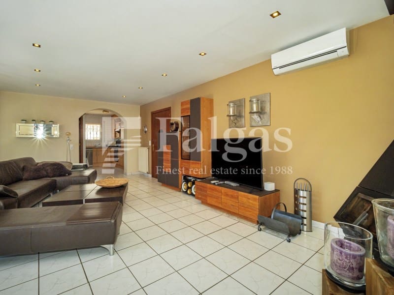 5 bedroom Villa for sale in Empuriabrava with pool garage - € 1,090,000 (Ref: 9437791)