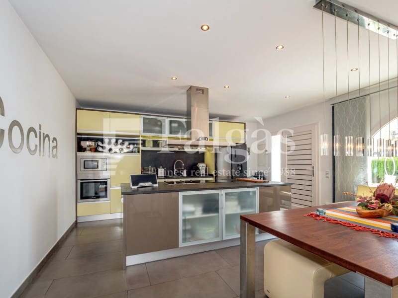 5 bedroom Villa for sale in Empuriabrava with pool garage - € 1,090,000 (Ref: 9437791)