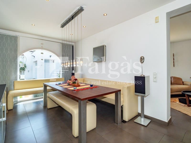 5 bedroom Villa for sale in Empuriabrava with pool garage - € 1,090,000 (Ref: 9437791)