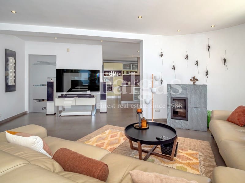 5 bedroom Villa for sale in Empuriabrava with pool garage - € 1,090,000 (Ref: 9437791)