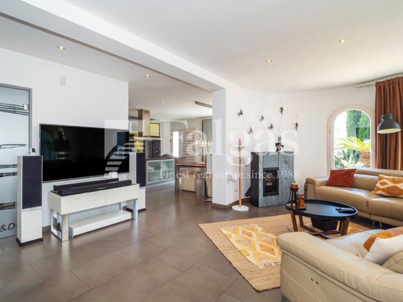 5 bedroom Villa for sale in Empuriabrava with pool garage - € 1,090,000 (Ref: 9437791)