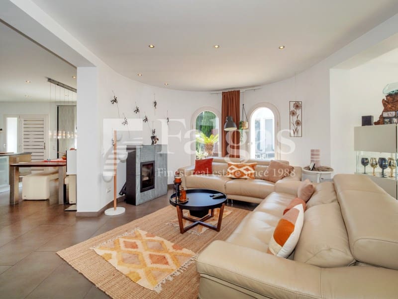 5 bedroom Villa for sale in Empuriabrava with pool garage - € 1,090,000 (Ref: 9437791)