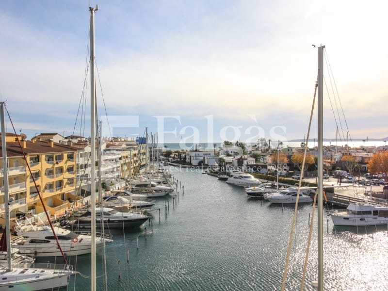 4 chambre Appartement à vendre à Empuriabrava avec garage - 480 000 € (Ref: 9446666)