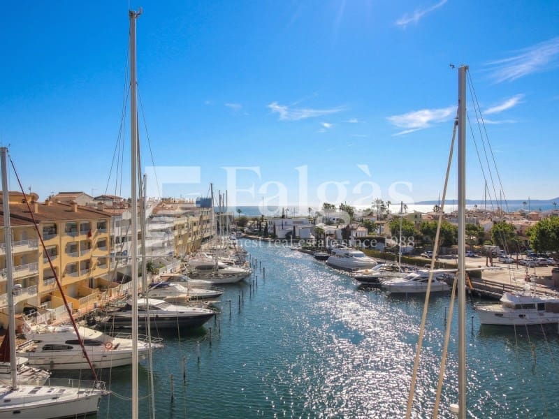4 bedroom Flat for sale in Empuriabrava with garage - € 480,000 (Ref: 9446666)