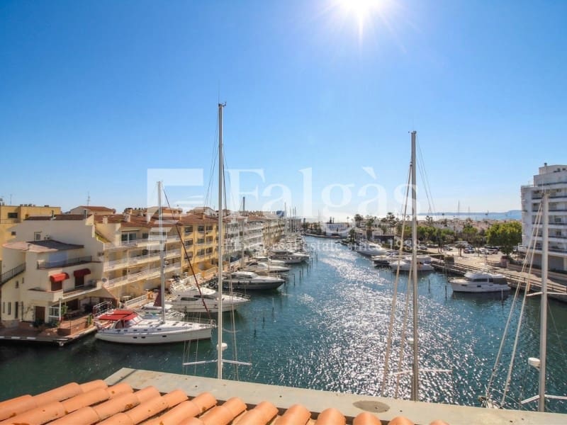 4 bedroom Flat for sale in Empuriabrava with garage - € 480,000 (Ref: 9446666)