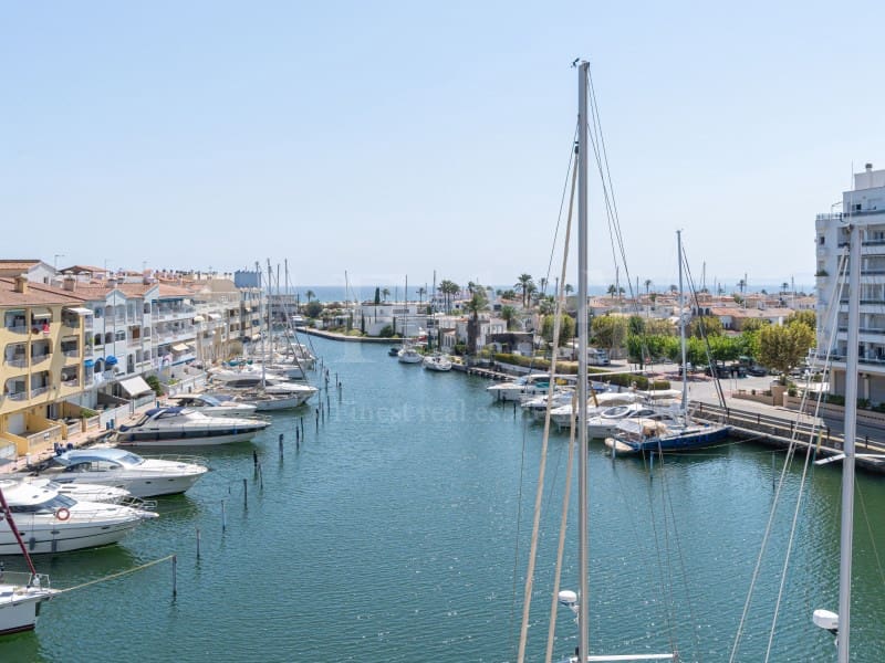 Piso de 4 habitaciones en Empuriabrava en venta con garaje - 485.000 € (Ref: 9446666)