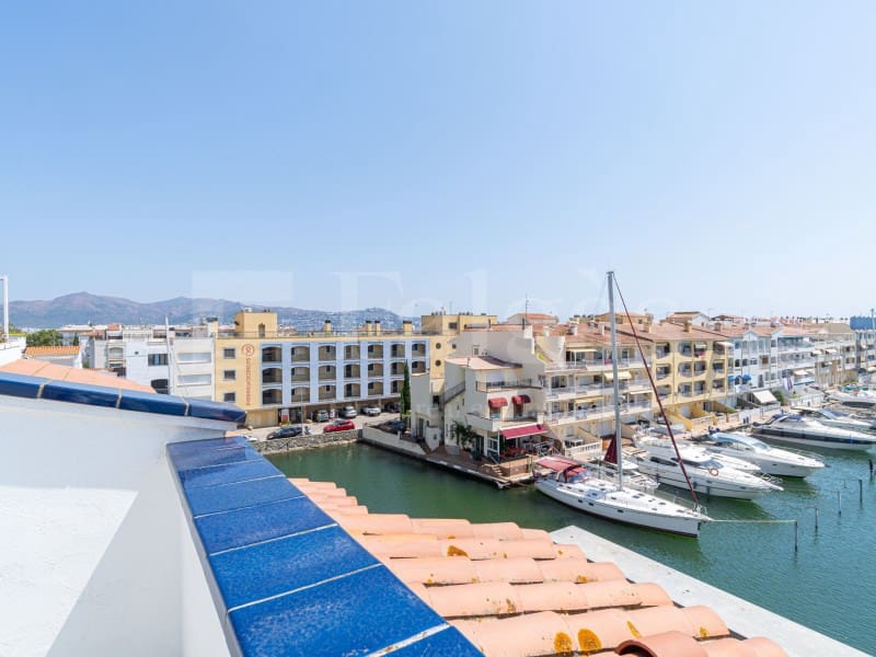 Piso de 4 habitaciones en Empuriabrava en venta con garaje - 485.000 € (Ref: 9446666)