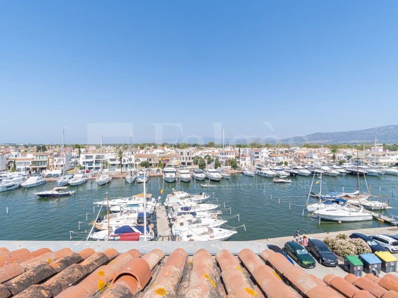 Piso de 4 habitaciones en Empuriabrava en venta con garaje - 485.000 € (Ref: 9446666)