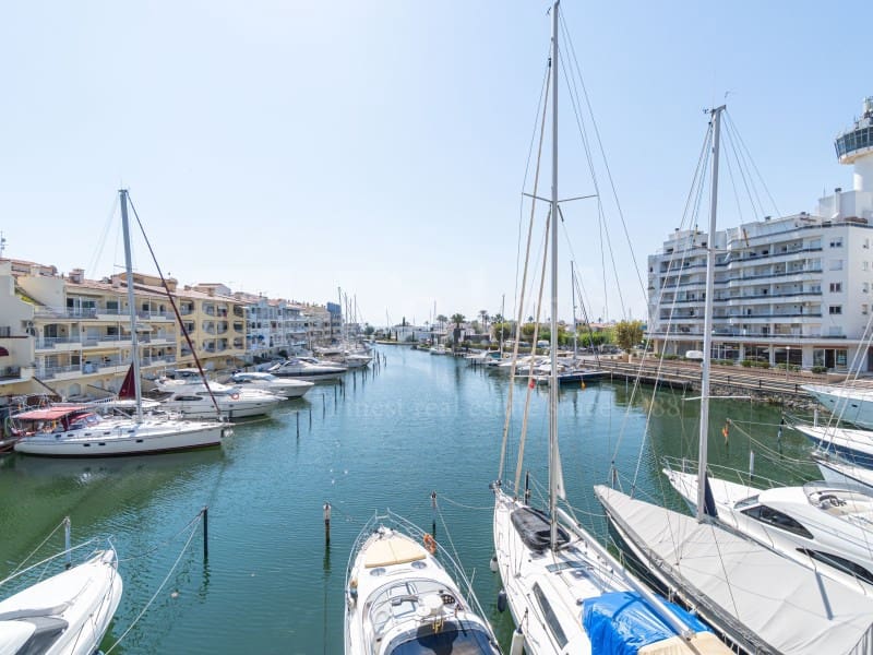 Piso de 4 habitaciones en Empuriabrava en venta con garaje - 485.000 € (Ref: 9446666)