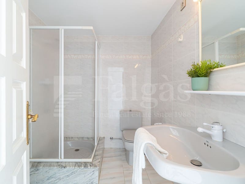 Piso de 4 habitaciones en Empuriabrava en venta con garaje - 485.000 € (Ref: 9446666)
