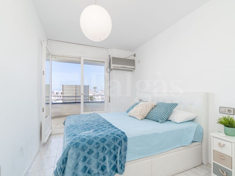 Piso de 4 habitaciones en Empuriabrava en venta con garaje - 485.000 € (Ref: 9446666)