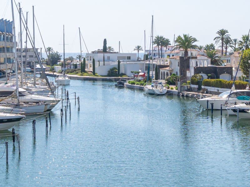 Piso de 4 habitaciones en Empuriabrava en venta con garaje - 485.000 € (Ref: 9446666)