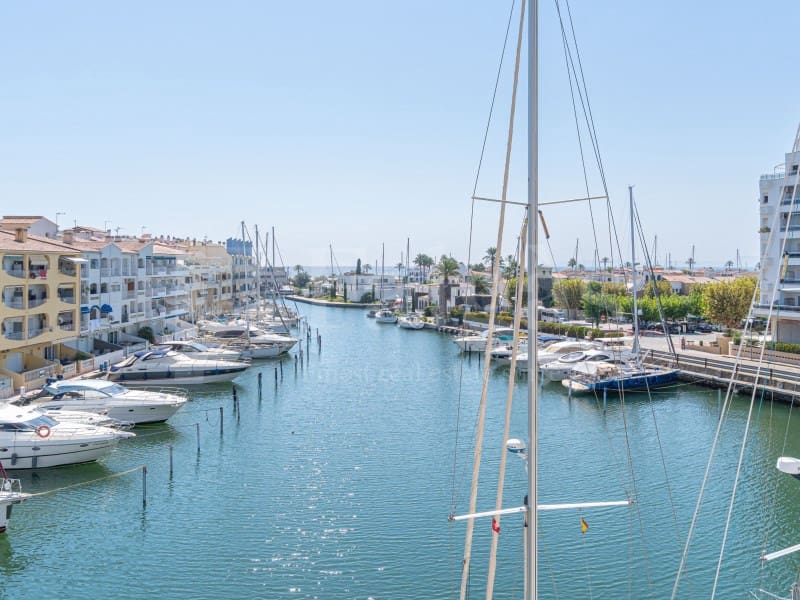 Piso de 4 habitaciones en Empuriabrava en venta con garaje - 485.000 € (Ref: 9446666)