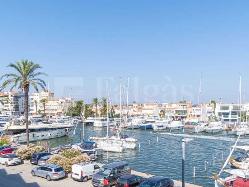 Piso de 4 habitaciones en Empuriabrava en venta con garaje - 485.000 € (Ref: 9446666)