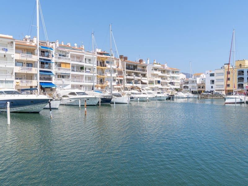 Piso de 4 habitaciones en Empuriabrava en venta con garaje - 485.000 € (Ref: 9446666)