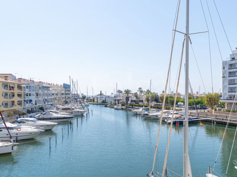Piso de 4 habitaciones en Empuriabrava en venta con garaje - 485.000 € (Ref: 9446666)