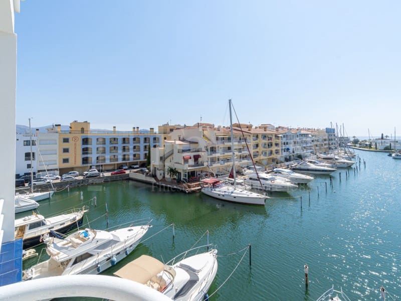 Piso de 4 habitaciones en Empuriabrava en venta con garaje - 485.000 € (Ref: 9446666)