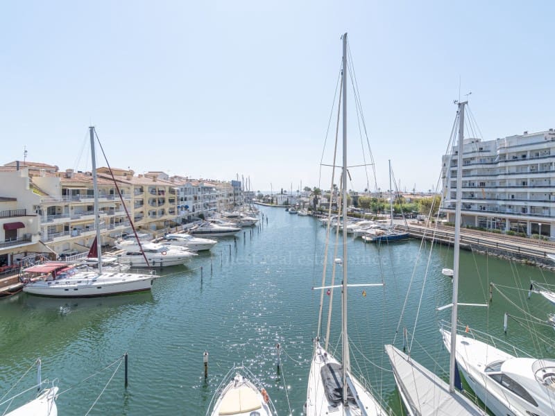 Piso de 4 habitaciones en Empuriabrava en venta con garaje - 485.000 € (Ref: 9446666)