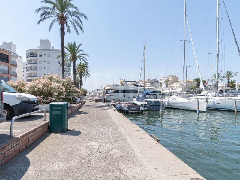 Piso de 4 habitaciones en Empuriabrava en venta con garaje - 485.000 € (Ref: 9446666)