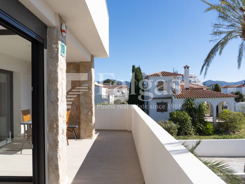 3 bedroom Flat for sale in Empuriabrava with pool - € 495,000 (Ref: 9462063)