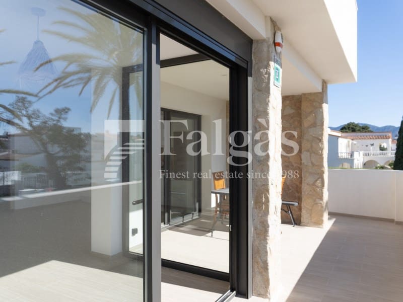 3 bedroom Flat for sale in Empuriabrava with pool - € 495,000 (Ref: 9462063)