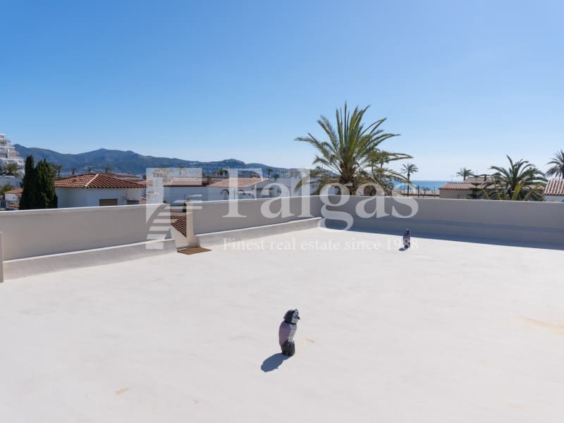 3 bedroom Flat for sale in Empuriabrava with pool - € 495,000 (Ref: 9462063)
