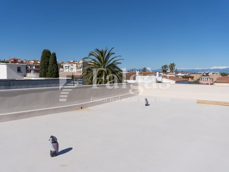 3 bedroom Flat for sale in Empuriabrava with pool - € 495,000 (Ref: 9462063)