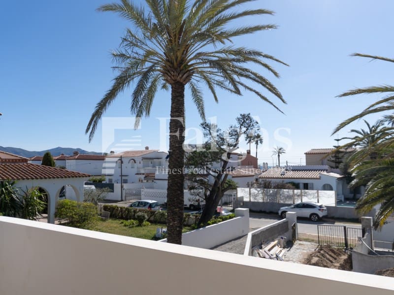 3 bedroom Flat for sale in Empuriabrava with pool - € 495,000 (Ref: 9462063)