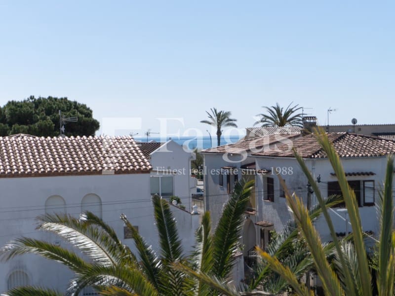 3 bedroom Flat for sale in Empuriabrava with pool - € 495,000 (Ref: 9462063)