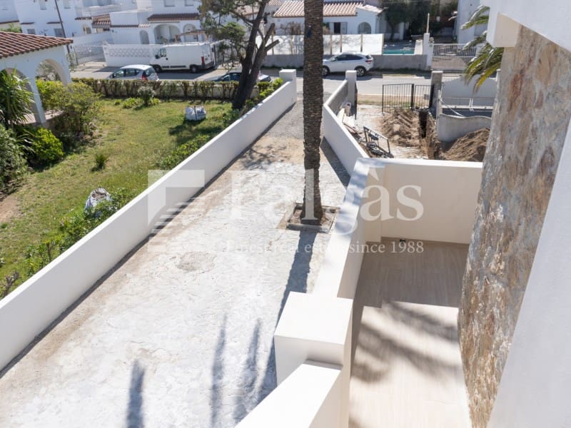 3 bedroom Flat for sale in Empuriabrava with pool - € 495,000 (Ref: 9462063)