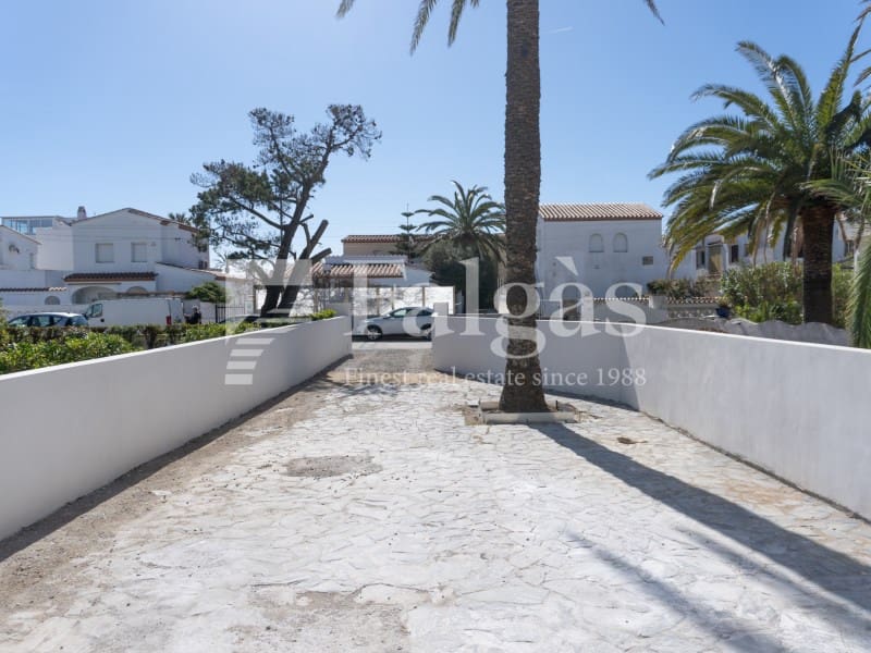 3 bedroom Flat for sale in Empuriabrava with pool - € 495,000 (Ref: 9462063)