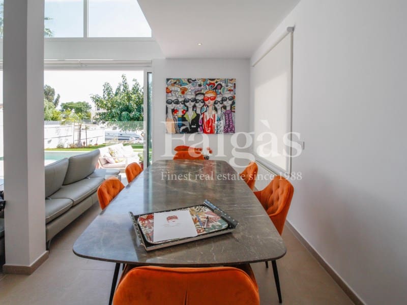 4 Zimmer Villa zu verkaufen in Empuriabrava mit Garage - 1.395.000 € (Ref: 9670322)