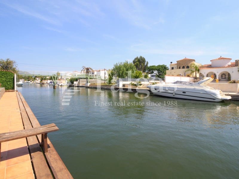 4 Zimmer Villa zu verkaufen in Empuriabrava mit Garage - 1.395.000 € (Ref: 9670322)