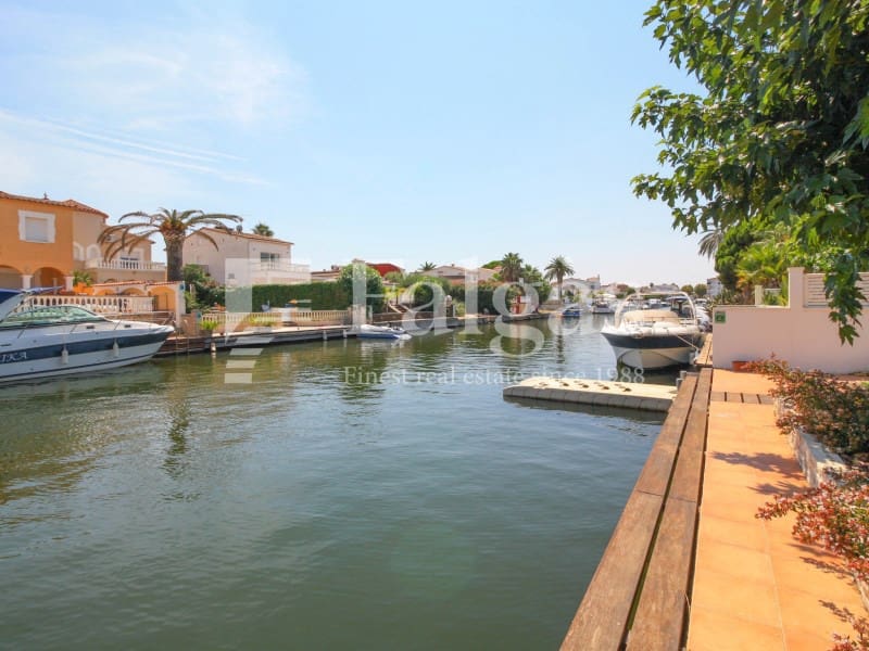 4 Zimmer Villa zu verkaufen in Empuriabrava mit Garage - 1.395.000 € (Ref: 9670322)
