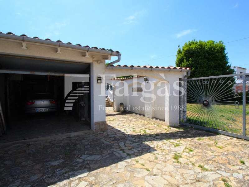 Chalet de 3 habitaciones en Empuriabrava en venta con piscina garaje - 1.390.000 € (Ref: 9809802)