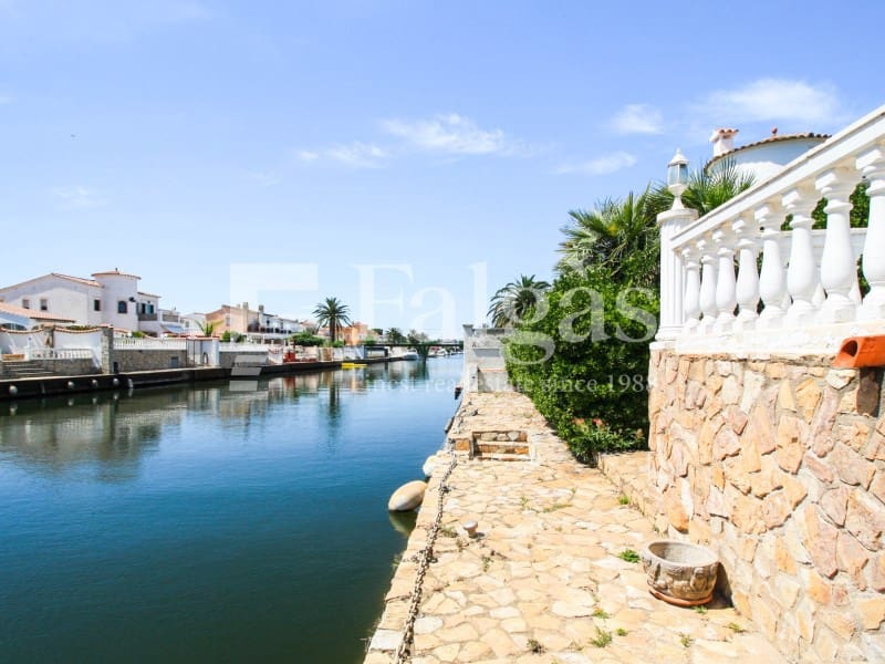 Chalet de 3 habitaciones en Empuriabrava en venta con piscina garaje - 1.390.000 € (Ref: 9809802)
